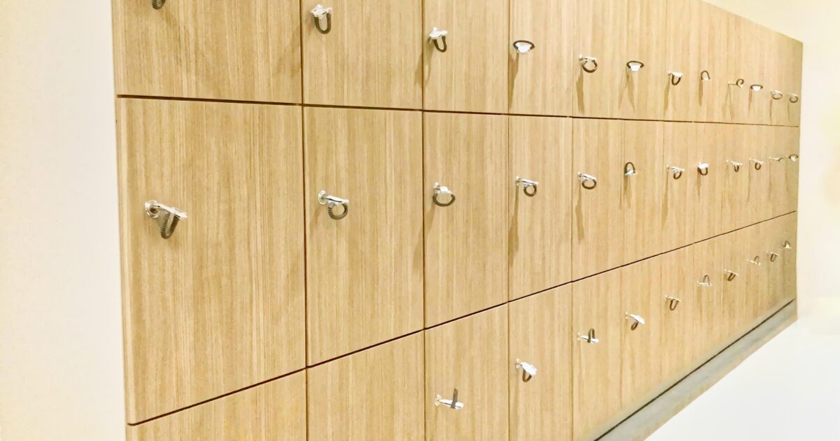 木目調のコインロッカーが並ぶ脱衣所