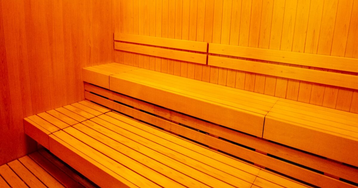 明るい木目調の近代的なサウナ室内観