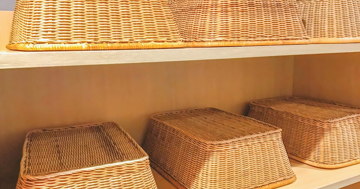脱衣所の棚に並べられた籐製の収納かご
