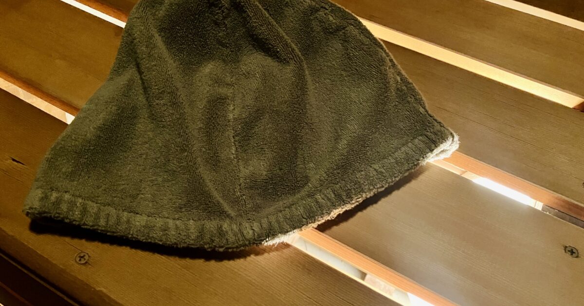 木製ベンチの上に置かれたサウナハット