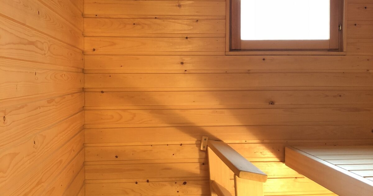 明るい木目調の壁と二段ベンチがあるサウナ室 ChatGPT に質問する
